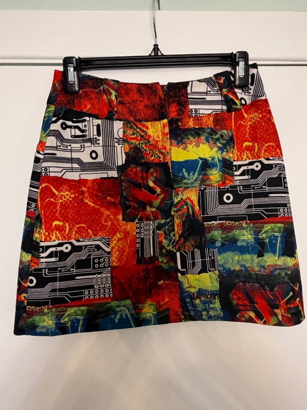 Vintage Le Chateau (XS) mini-skirt, from the 90s with colourful graffiti fabric.